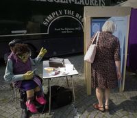 Straattheater Animatie :WC-madam Bertha Boeken / Inhuren